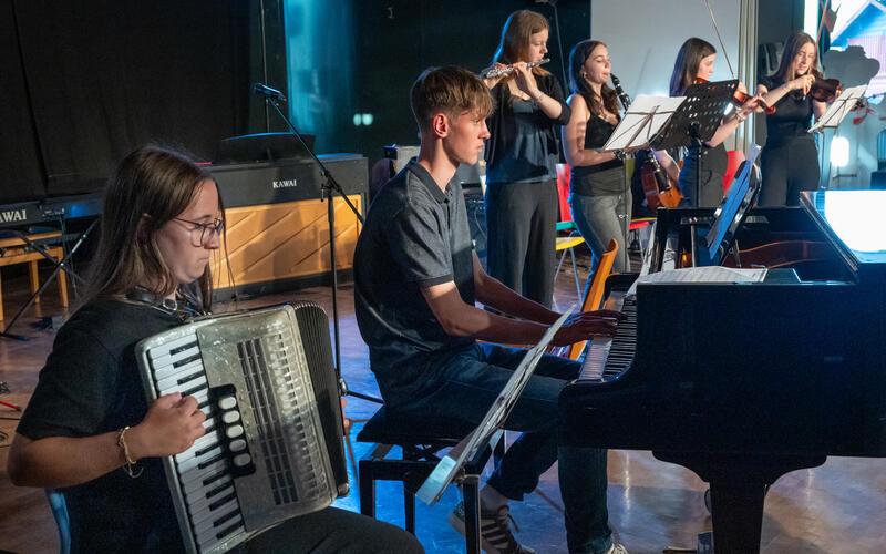 Auch der J1-Basiskurs Musik zeigte sein Können. GB-Foto: Vecsey