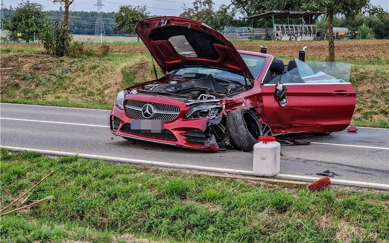 Mercedes kollidiert auf K1023 bei Jettingen mit einem Opel Auch der Mercedes musste abgeschleppt werden.