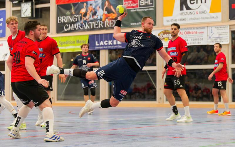 Auch die 13 Tore von Herrenbergs Nik Wittke (am Ball) retteten die SG H2Ku letztlich nicht. GB-Foto: Eibner/Wasserbauer