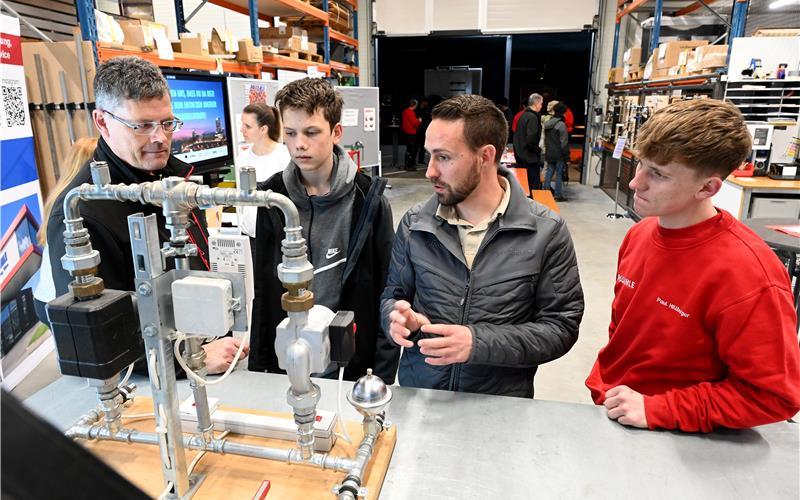 Auch die Firma Brösamle öffnete ihren Türen und brachte Azubis und Besucher zusammen.GB-Foto: Holom