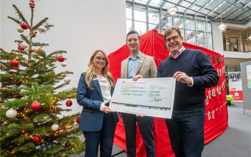 Auch die Kreissparkasse Böblingen spendet wieder für die „Gäubote“-Weihnachtsaktion. Bei der Spendenübergabe überreichen Nancy Saile (Leiterin im Beratungscenter Herrenberg) und Patrick Wagner (Geschäftsbereichsleiter Privatkunden Herrenberg), Pfarrer Ulrich Behrendts (von links) vom Arbeitskreis „Miteinander – Füreinander“ einen Scheck über 1500 Euro. GB-Foto: Vecsey