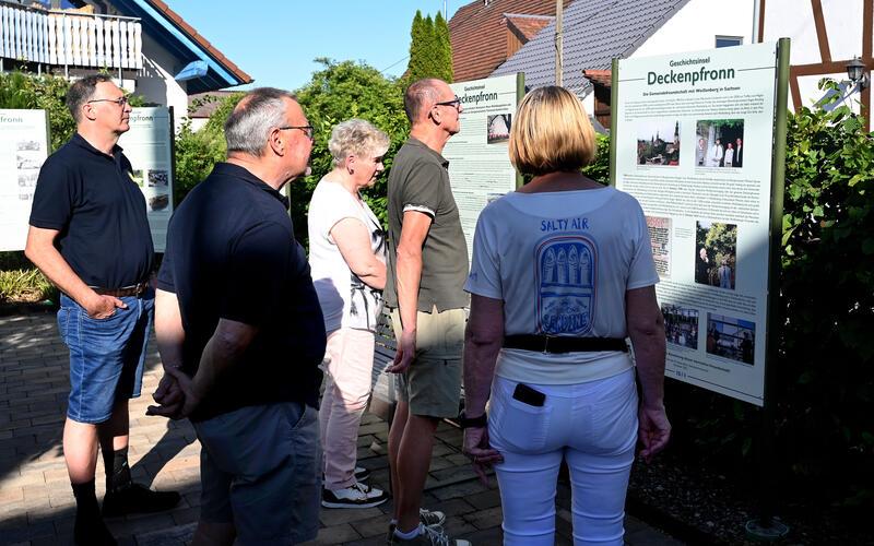 Auch die Partnergemeinde Weißenberg ist nun mit einer Tafel in der Geschichtsinsel Deckenpfronn verewigt. GB-Foto: Holom