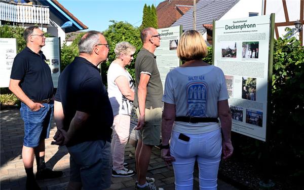 Auch die Partnergemeinde Weißenberg ist nun mit einer Tafel in der Geschichtsinsel Deckenpfronn verewigt. GB-Foto: Holom