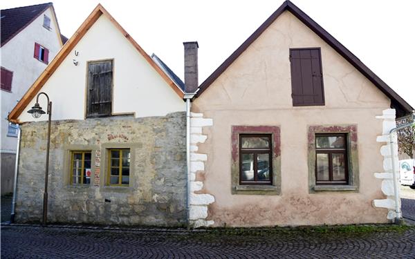 Auch die alte Schmiede (links, neben dem Backhaus) in Oberjesingen lädt zum Besuch ein. GB-Foto (Archiv): Holom