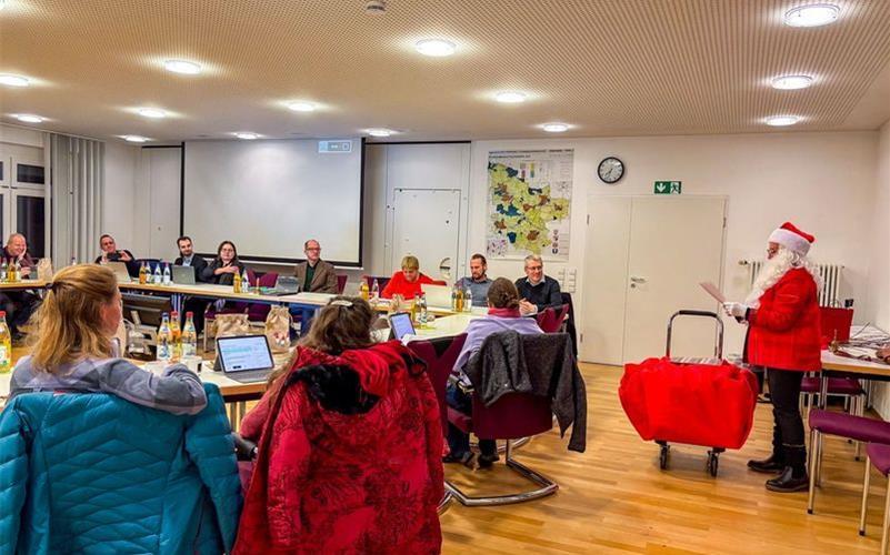 Auch dieses Jahr ließ der Nikolaus es sich nicht nehmen, den Gäufeldener Gemeinderat selbst zu besuchen.GB-Foto: Geisel