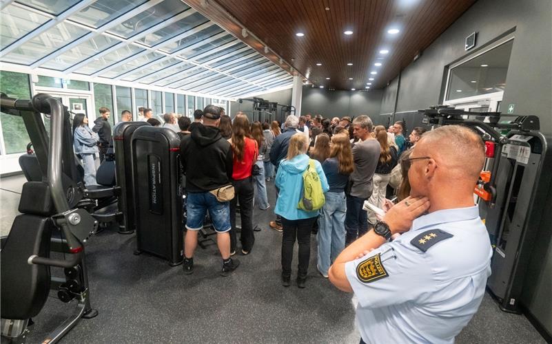 Auch durch die Hochschule wurden die Familien geführt, hier schaute man im Fitness- Kraftraum vorbei. GB-Foto: Vecsey