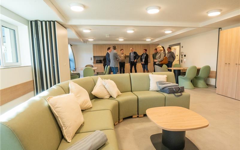 Auch ein Blick in den Gemeinschaftsbereich der neuen Wohngruppe im Untergeschoss ließ sich am Freitag werfen. GB-Foto: Vecsey