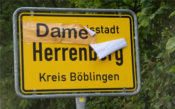Auch ein Ortsschild ist genderfähig (gesehen in der Hildrizhauser Straße in Herrenberg) GB-Foto: Schmidt