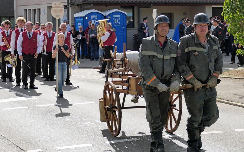 Auch ein historischer Pumpenwagen rollte über die Straße beim Umzug. GB-Foto: Gokeler