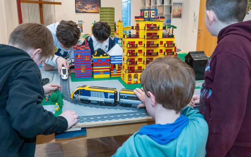 Auch eine Eisenbahnstrecke gehört zur Lego-Stadt. GB-Foto: Vecsey