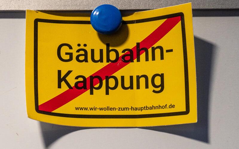 Auch in Herrenberger Hausfluren: Protest gegen Gäubahn-Pläne. GB-Foto: Schmidt