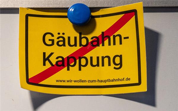 Auch in Herrenberger Hausfluren: Protest gegen Gäubahn-Pläne. GB-Foto: Schmidt