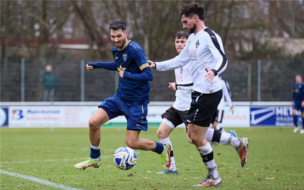 Auch mal egoistischer sein: Lucas Flister (rechts) im Zweikampf mit Darmsheims Manuel Deichsel. GB-Foto: Eibner