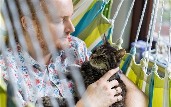 Auch nach 13 Jahren, in denen sie getrennt waren, noch ein Herz und eine Seele: Ruben Andert und sein Kater Cäsar. Das linke Bild entstand, bevor Cäsar verschwand, das obere ist aktuell. GB-Fotos: Andert