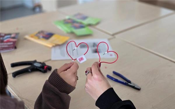 Auch praktische Elemente gehörten zum Programm – zum Beispiel der Workshop „Starke Drähte, starke Frauen“. GB-Fotos: gb