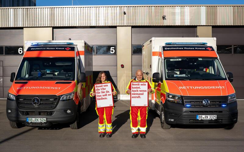 Auch vor der neuen Herrenberger Rettungswache machten Mitarbeiter auf die Anliegen des DRK aufmerksam. GB-Foto: DRK