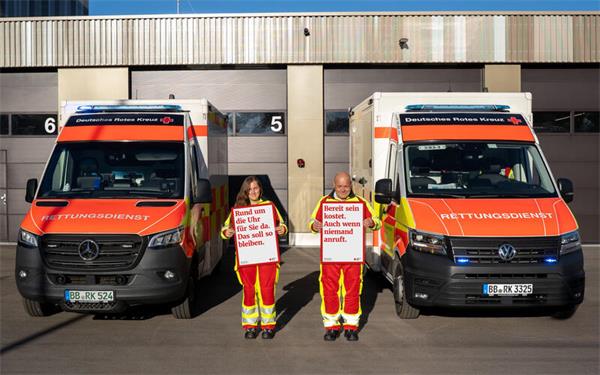 Auch vor der neuen Herrenberger Rettungswache machten Mitarbeiter auf die Anliegen des DRK aufmerksam. GB-Foto: DRK