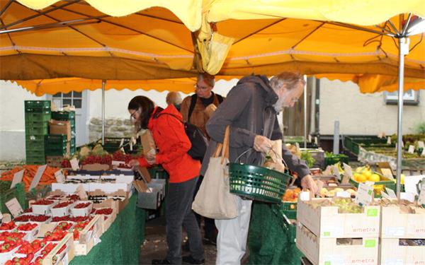 Auch wenn es ab und zu geregnet hat: Auch die Gemüsebauern auf dem Wochenmarkt beklagen sich über die Hitze.GB-Foto: Baum