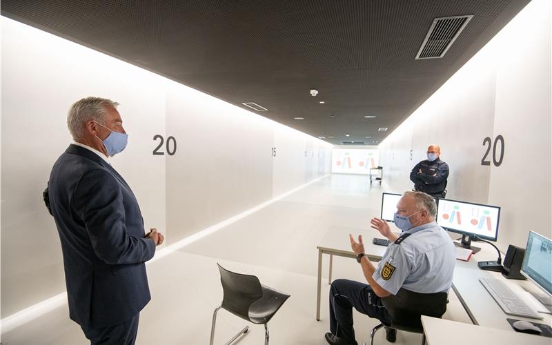 Innenminister Strobl besucht neue Polizeihochschule in Herrenberg Auch wie die Laserschießanlage funktioniert, ließ sich Thomas Strobl (links) in der Polizeihochschule Herrenberg erklären GB-Foto: gb