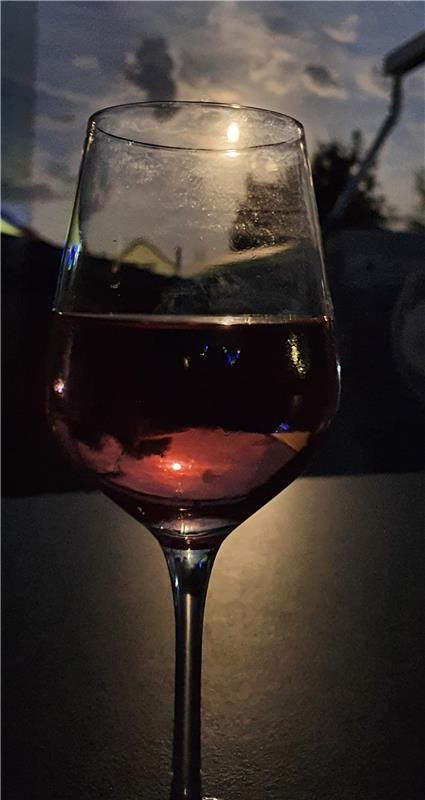 Auf Ihrer Terrasse hat Sabine Humm den Kuppinger Mond im Glas Roséwein eingefang...