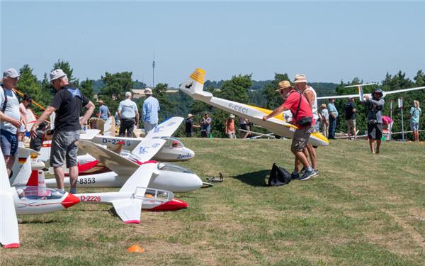 Auf Modellfluggelände herrscht reger Flugbetrieb bei den Segler Classics 2026.GB-Foto: Vecsey