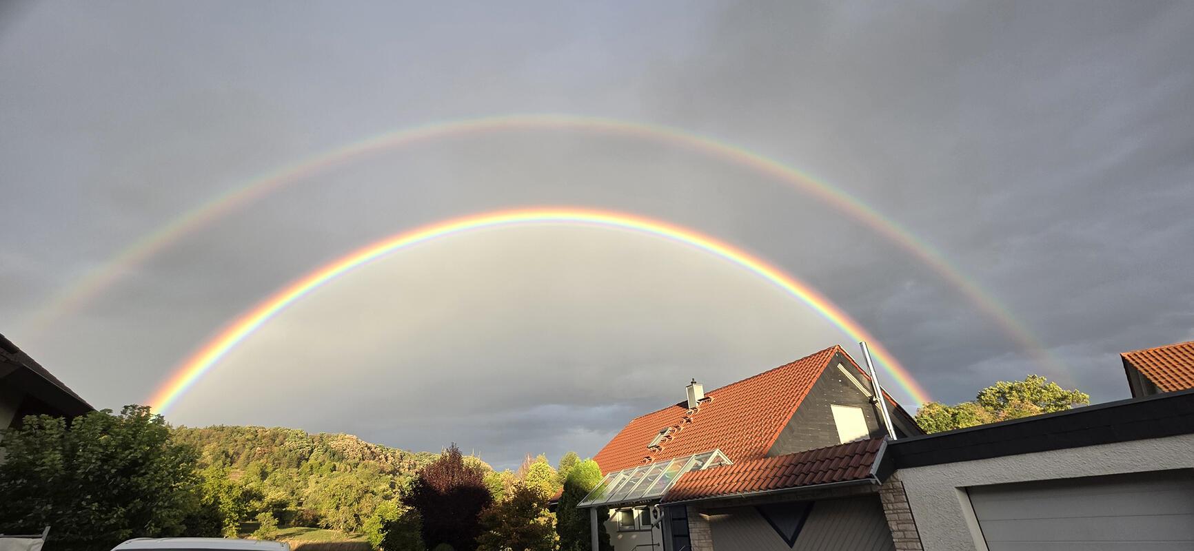 Auf Regen folgt Sonnenschein, ein toller Regenbogen.  Von Ulrike Hätinger aus He...