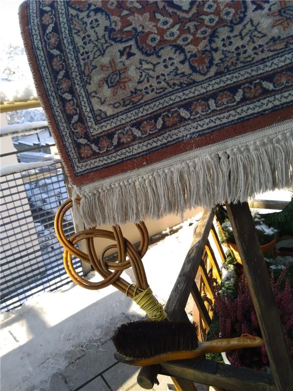 Auf dem Balkon ihrer Wohnung in Nagold  machrt Ute Frasch eine Schnee-Teppichrei...