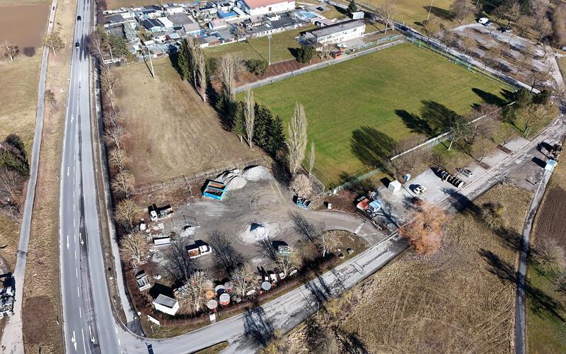 Auf dem Festplatz könnten künftig der Obst- und Gartenbauverein im Norden und das DRK im Süden mit Neubauten Platz finden. GB-Foto: Holom