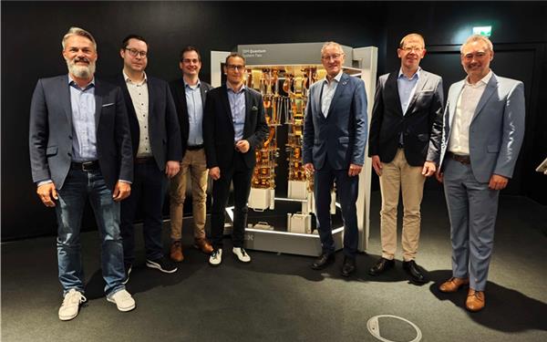 Auf dem Foto sehen Sie (von rechts nach links): Daniel Unkelhäußer (IBM Niederlassungsleiter für Ehningen), Florian Breger (Vice President Public Sector IBM DACH), Landrat Roland Bernhard, William Schmitt (Vorstandsvorsitzender Komm.ONE), Dr. Sascha Meßmer (Kreiswirtschaftsförderer), Christian Guggenberger (Leiter Zentralstelle Landratsamt), David Faller (Geschäftsführer der IBM Deutschland Research & Development GmbH). GB-Foto: IBM Deutschland GmbH
