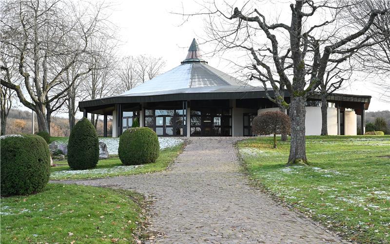 Auf dem Hausemer Friedhof soll der Hauptzugangsweg zur Aussegnungshalle saniert werden. GB-Foto: Holom