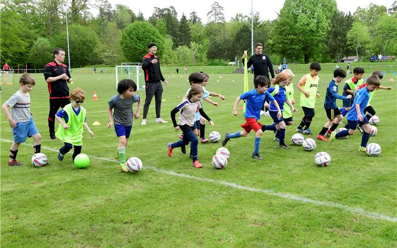 Auf dem Hausemer Sportplatz trainiert das US Youth Soccer Team mit (von hinten rechts) Manuel Meesmann (Leiter der Soccer Academy) sowie den Trainern David Prauss und Tim Laukenmann. GB-Foto: Holom