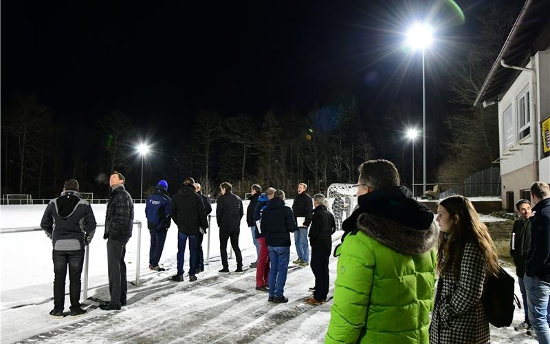 Feuer und Flamme für die neuen Lichter Auf dem Kayher Sportplatz wird die neue LED-Beleuchtung vorgestelltGB-Foto: Holom