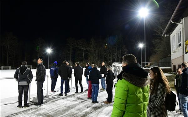 Auf dem Kayher Sportplatz wird die neue LED-Beleuchtung vorgestelltGB-Foto: Holom