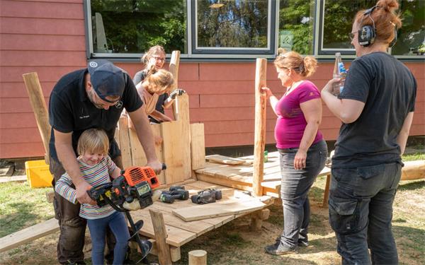 Auf dem Oberjesinger Schulhof werden in einer Gemeinschaftsaktion neue Spielgeräte gebaut. GB-Foto: Vecsey