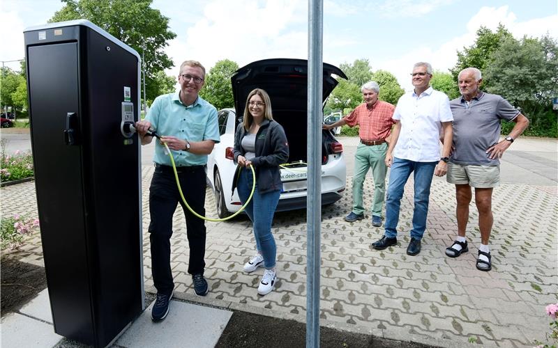 Auf dem Parkplatz der Willy-Dieterle-Halle lässt sich jetzt Elektrostrom tanken GB-Foto: Holom