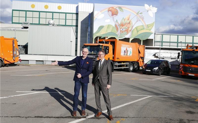 Aus Klärschlamm könnte Wärme entstehen Auf dem Parkplatz vor dem Restmüllheizkraftwerk könnte die neue Klärschlammverbrennungsanlage gebaut werden,sagen Geschäftsführer Dr. Frank Schumacher (links) und Landrat Roland Bernhard GB-Foto: Jung
