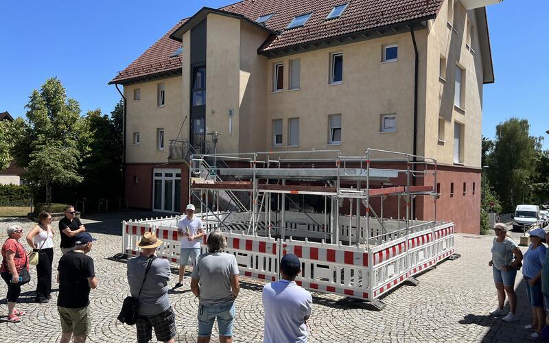 Auf dem Rathausplatz entsteht eine gemütliche Ecke zum Lesen und für persönliche Begegnungen.GB-Foto: Straub