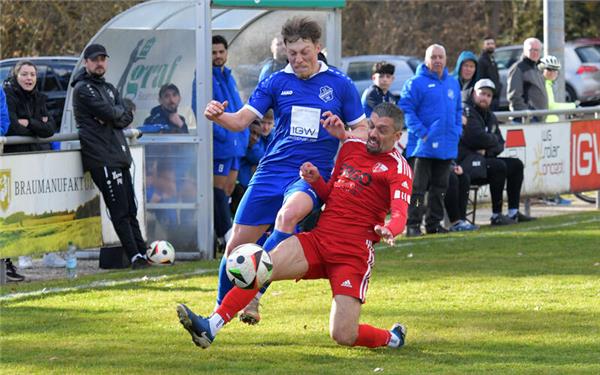 Auf dem schwer bespielbaren Rasen wurde um jeden Ball gekämpft. GB-Foto: Holom