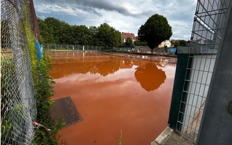 Auf den Tennisplätzen stand das Wasser, auch im Kindergarten Reutiner Weg (Bild rechts) war ein Abpumpen nötig. GB-Fotos: gb