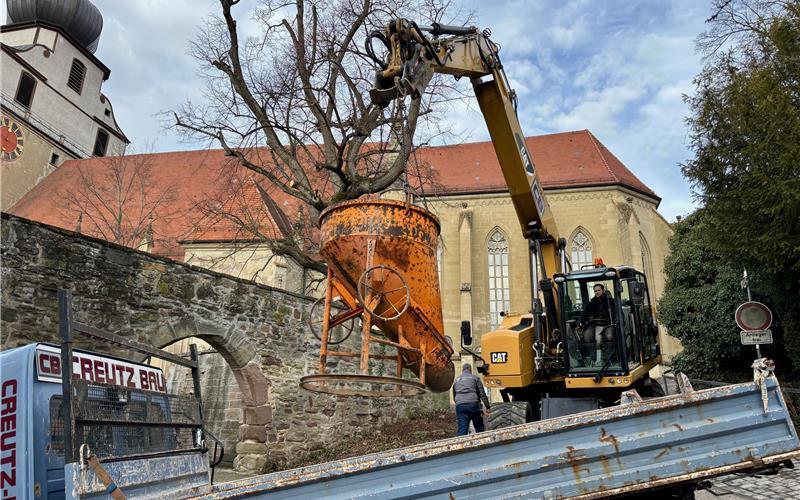 Auf den letzten Metern griff der Bagger den Silo mit Beton ab. Dieser wurde im Kirchgarten dann als Unterfundament eingegossen. GB-Fotos: gb