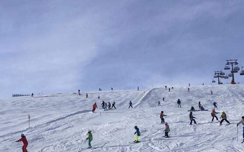 Auf den schneebedeckten Skipisten des Feldbergs macht der Wintersport viel Spaß