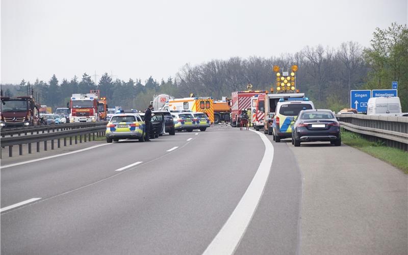 Tödlicher Unfall auf Autobahn A81 - Stau in Richtung Singen