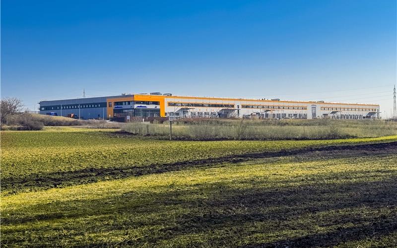 Auf der Anhöhe über Sulz am Eck erstreckt sich die neue Logistikhalle der Alfred Schuon Group. GB-Fotos: Schuon