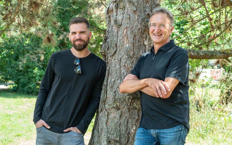 Auf der Grünfläche an der Nagolder Straße soll ein Begegnungspark entstehen. Dafür setzen sich Quartierssprecher Volker Würthner (rechts) und sein Stellvertreter Daniel Gührer ein. GB-Foto: Vecsey