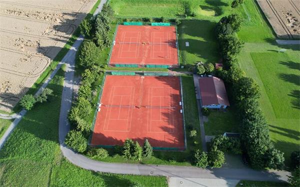 Auf der Grünfläche rechts neben den beiden oberen Tennisplätzen werden die zwei Padel-Courts entstehen. GB-Foto: TC Deckenpfronn