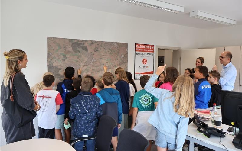 Auf der großen Wandkarte im Büro im Rathaus konnten die Drittklässler zeigen, wie gut sie Gäufelden kennen, und dem Bürgermeister (ganz rechts) darauf ihre Wohnhäuser zeigen. GB-Foto: gb