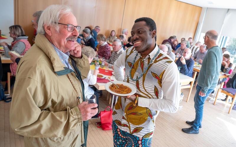 Auf die Eucharistiefeier mit Pfarrer Emmanuel Antwi (rechts) folgte zum Mittagessen ein senegalesischer Eintopf. GB-Foto: Vecsey