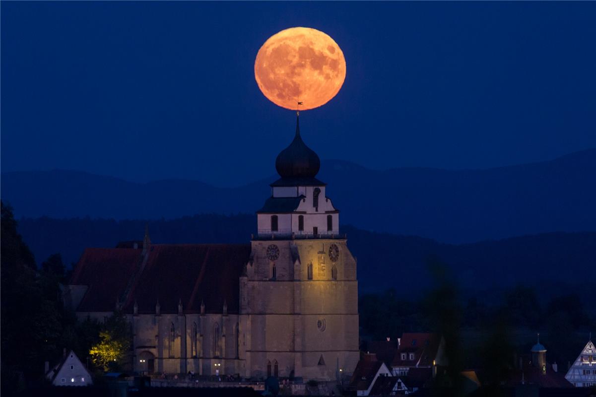 "Auf die Spitze getrieben" – Vollmond über der Stiftskirche am 11. August 2022, ...