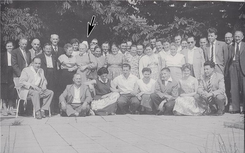 Auf diesem Bild ist – mit einem Pfeil gekennzeichnet – die damalige Gemeindeschwester Anna Kurz zu sehen. Das Foto entstand 1960 bei einem Ausflug, den Gemeinderäte und Mitarbeiter der Gemeindeverwaltung gemeinsam unternahmen. GB-Fotos: gb