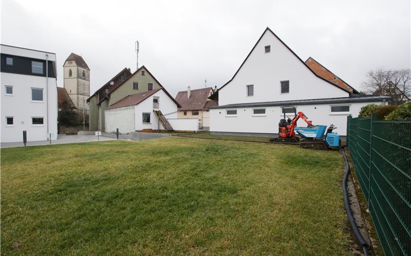 Auf dieser Wiese neben dem Elim-Gemeindezentrum (rechts) werden die Container aufgestellt. GB-Foto: Bäuerle